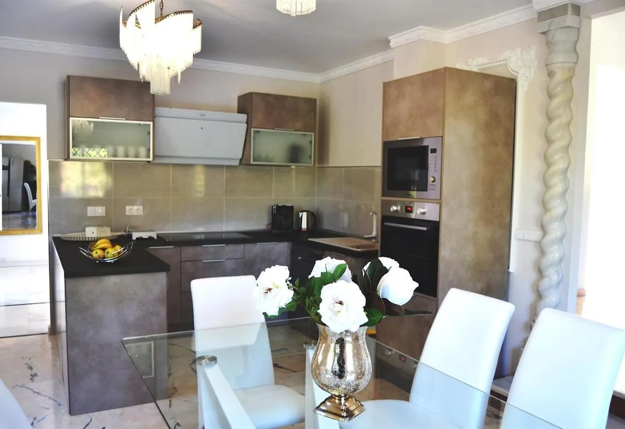 Villa Domus Vesta Μαρμπέλλα 0*,